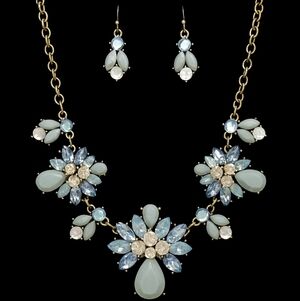 Vintage-Style Blue Crystal Jewelry Set – Necklace & Earrings
